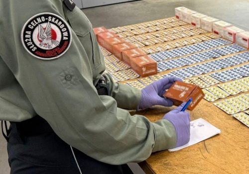 Podszywają się pod skarbówkę. Nie skanuj tych ulotek!