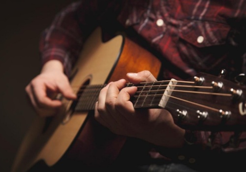 Gitara elektryczna czy akustyczna - co wybrać na początku nauki? Porównanie dla nowych graczy