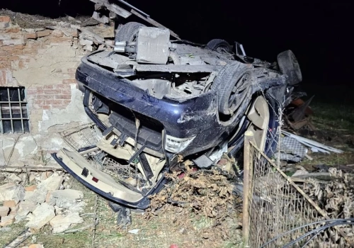 Jazdę zakończył na budynku. Szalony rajd kierowcy BMW