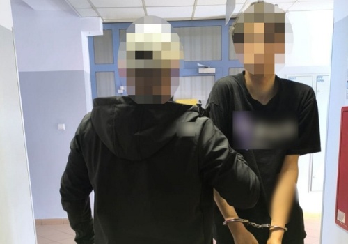 Wdarli się z maczetami do mieszkania na Bemowie. Potem zgotowali piekło właścicielowi