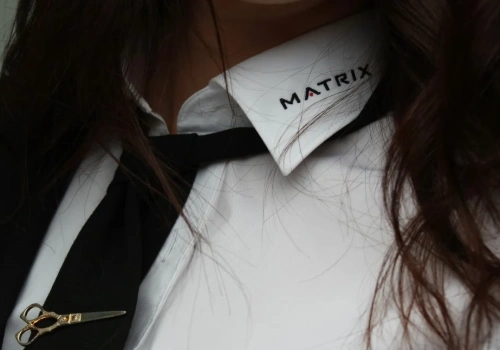 Dlaczego Twoi handlowcy powinni nosić merch? Budowanie zaufania w pierwszym kontakcie z klientem