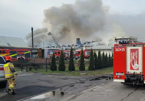 Pożar hali produkcyjnej w Dziardonicach. Trwa akcja strażaków