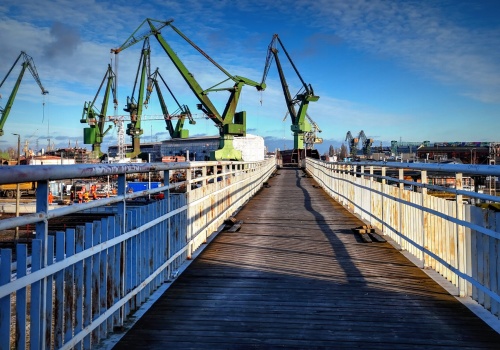 Montaż kładki na przystanku SKM Gdańsk Stocznia. Prace będą prowadzone nocą