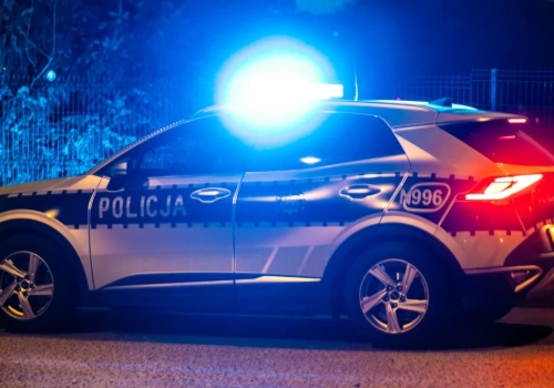 Uderzył w ogrodzenie i uciekł. Policja szybko go zatrzymała