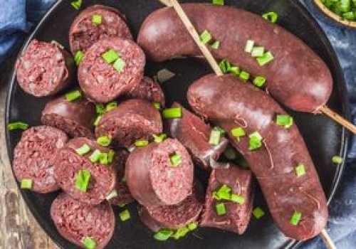 Owijam boczkiem i nadziewam na patyki. Kaszanka w takiej formie to hit grillowania