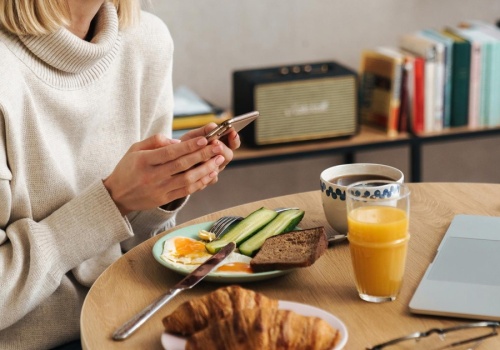 O której najlepiej jeść śniadanie? Nowe badania wskazały porę, która wiąże się z niskim BMI