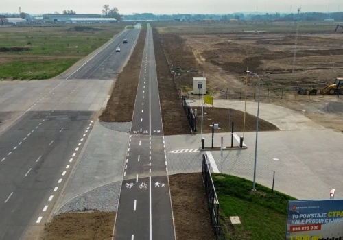 Powstał chodnik i droga rowerowa przez dawne lotnisko w Legnicy