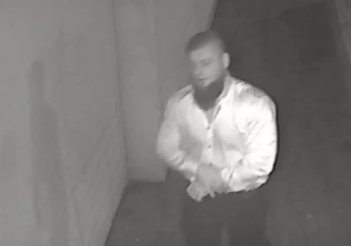 Uderzył mężczyznę w twarz. Policja prosi o pomoc w ustaleniu tożsamości