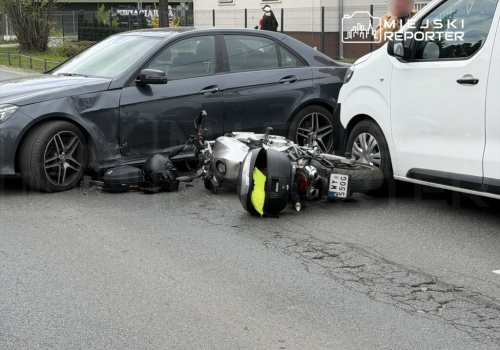 Zderzenie motocykla z Mercedesem we Włochach. Ranny 47-latek trafił do szpitala