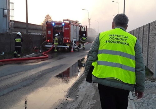 Pożar sortowni odpadów w Strzyżowie: Służby monitorują stan środowiska
