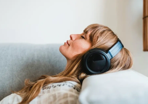 Tak dla podkastów i radia, nie dla instytucji. Jak Polacy uczestniczą w kulturze