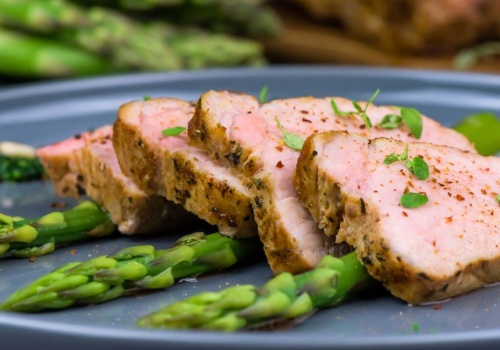 Polędwiczka w pancetcie i szparagi z piekarnika. Ten obiad robi się sam