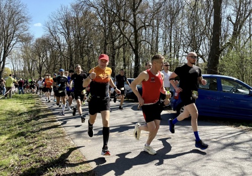 Piękna pogoda i malownicze trasy. Druga edycja biegu i marszu „Groma-Dziki” przeszła do historii