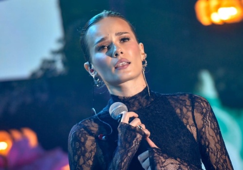 Dziś jest znaną artystką. W szkole  Natalia Szroeder była dręczona przez rówieśników