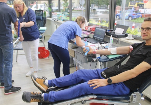 ’Możemy komuś pomóc’ – w Starostwie Powiatowym w Tarnowie znów będzie można oddać krew