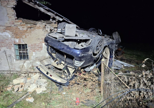 19-latek dachował BMW i uderzył w budynek