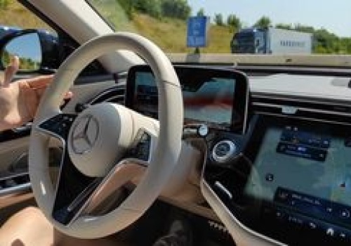 Niemcy robią krok w tył. Nowe modele flagowe nie będą jeździły bez kierowcy