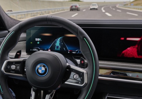 BMW i Mercedes wycofują się z flagowego projektu. Kierowca ma radzić sobie sam