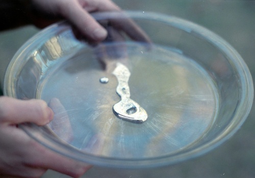 Metal, który topi się w dłoni, właśnie znowu zepsuł chemikom porządek