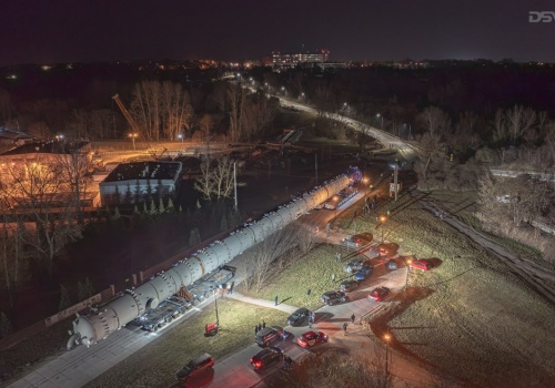 Gigantyczne kolumny dotarły z Chin do siedziby ORLENU w Płocku