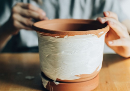 Kwietnik DIY z dwóch doniczek – trik Katarzyny Wietechy