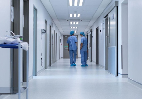 Bieszczadzka służba zdrowia pod ścianą. Czy „lobby doradców restrukturyzacyjnych” dobije szpital w Lesku?