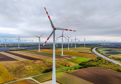 Historyczny rekord w OZE. Świat na potęgę inwestuje w wiatraki