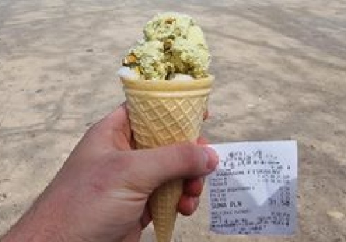 Kupił trzy gałki lodów w Warszawie. Pokazał nam paragon