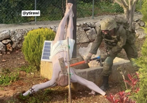 Żydonazista porąbał siekierą libański krzyż