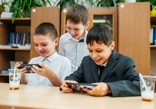 Dziecko pokazało jej środkowy palec. 