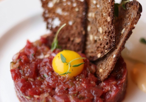 Tatar wołowy wycofany przez producenta. Skażony Salmonellą