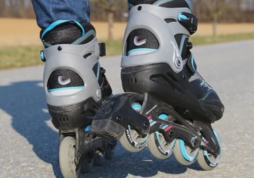 Wypadek na pasach. Potrącił 12-latkę jadącą na rolkach