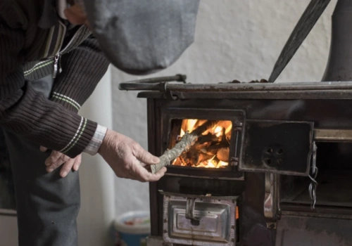 Połowa pożarów w Polsce to wina tych pieców. Rząd wciąż naprawia program
