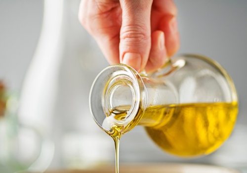 Przez dwa lata badali spożywających oliwę. Ma coś, co może nas uratować