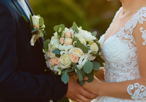 Matka chciała zorganizować jej ślub. 