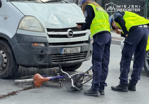 Poważne potrącenie pieszej przez busa. “Przeprowadzała rower przez przejście dla pieszych”