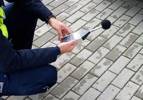 Wpadki kierowców z nazbyt głośnymi brykami