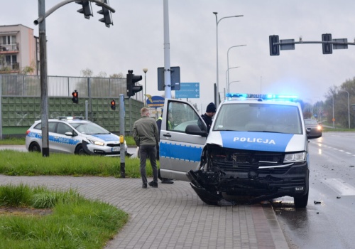 Groźne zdarzenie na skrzyżowaniu w Tarnowie. Na miejscu pracują służby