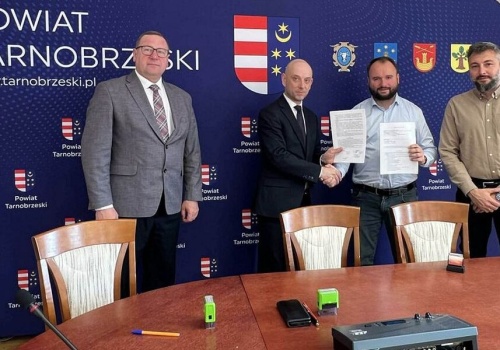 Nowe boisko wielofunkcyjne w Grębowie. Podpisano umowę na inwestycję sportową