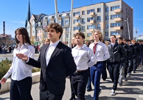 Polonez w centrum Świnoujścia przed maturami