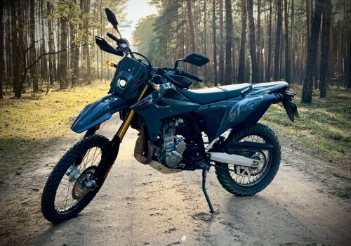 Suzuki DR-Z4S i DR-Z4SM: motocykle zerojedynkowe. W teren, na tor, do miasta
