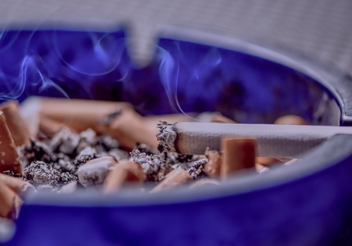 Tysiąc smaków, ale dwa kolory – szara strefa i czarny rynek e-papierosów w Polsce