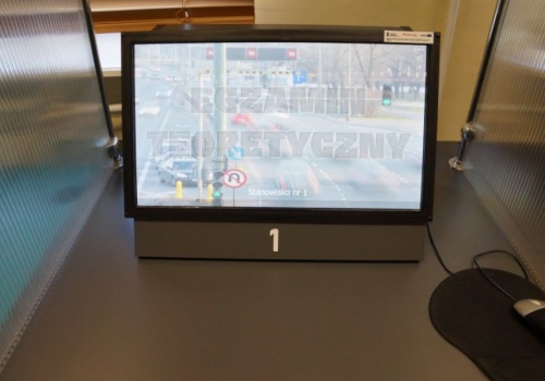 Pytanie z egzaminu na prawo jazdy tłumaczy kursantom, że mamy złe prawo w Polsce