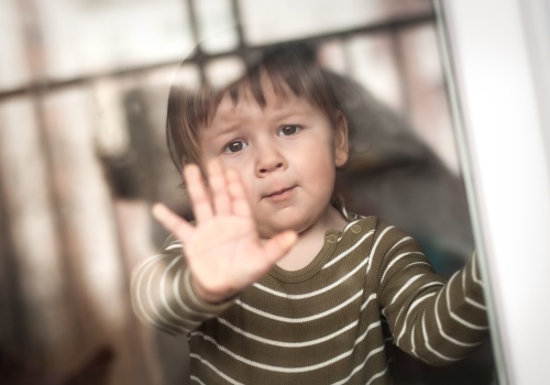 Dlaczego opieka społeczna odbiera dzieci Polakom i gdzie trafiają odebrane dzieci?
