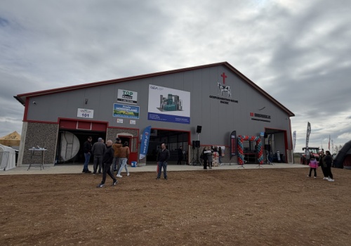 120 hektarów, 230 sztuk bydła i zero pracowników. Tak dziś produkuje się mleko