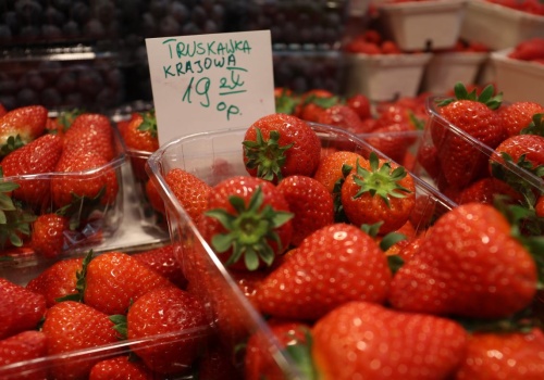 Nie daj się nabrać na te truskawki. Jeden szczegół zdradza, że przepłacasz nawet 2 razy