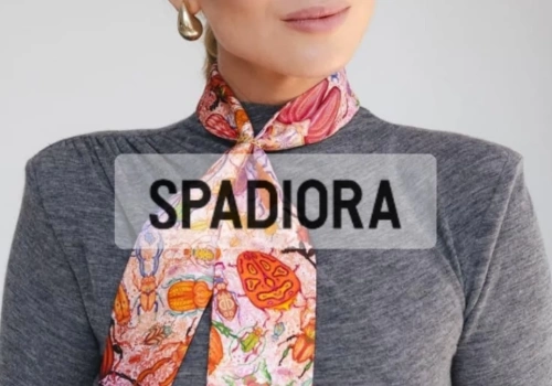 Apaszka i twilly – dwa sposoby na klasyczny look z polskim akcentem