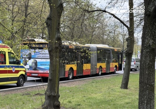 Poranny wypadek na Bródnie. Zderzenie autobusu miejskiego z osobówką