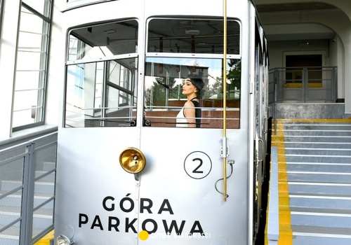 Wyjątkowa podróż w czasie! Odwiedź Górę Parkową i poczuj magię Szalonych lat 30. – nowa atrakcja dostępna już od weekendu majowego!