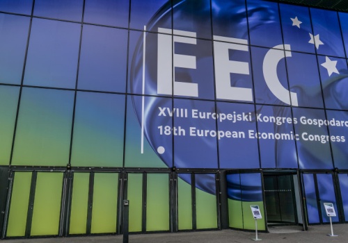 Pieniądze potrzebne są samorządom i nauczycielom. O systemie finansowania oświaty na EEC 2026